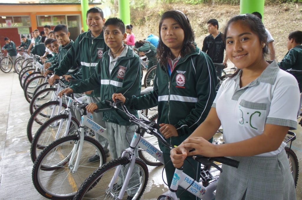 Estudiante con bicicleta entregada por Pedaleando por la educación